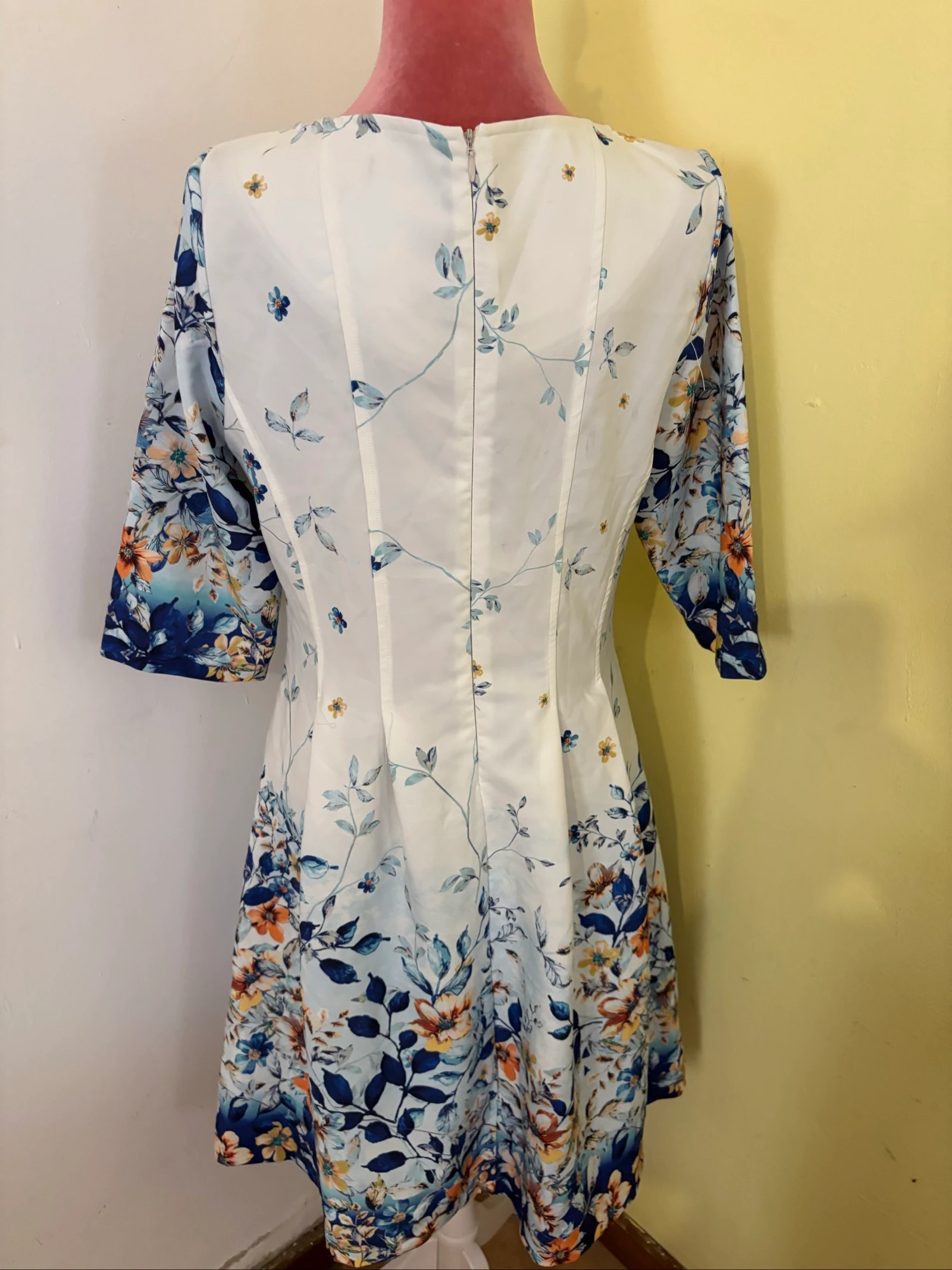 Vestido Midi Branco Floral Azul - Manga 3/4 evasé – photo 3